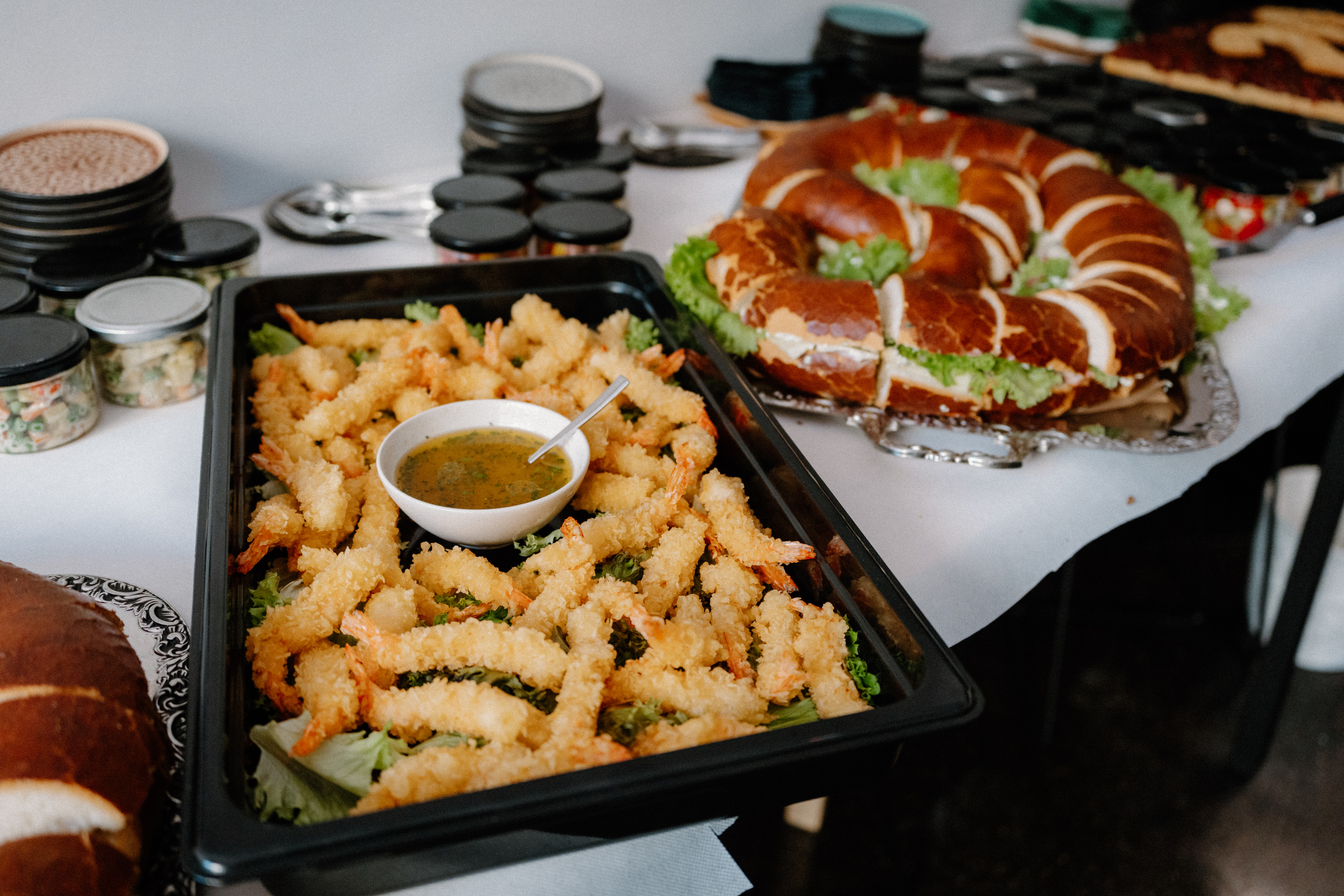 Buffet mit knusprigen Garnelen in Tempura Dip und gefuellter Brezel